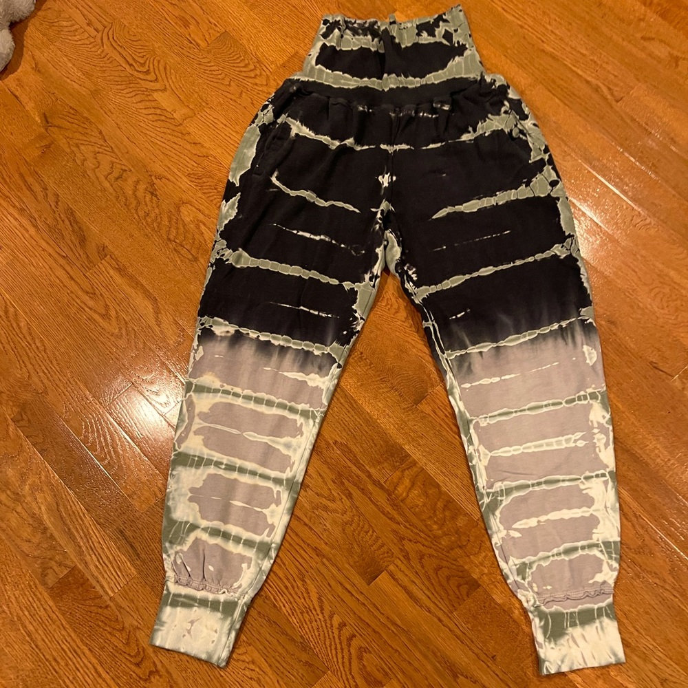 Young fabulous and broke sweatpants size large, never worn, navy and green